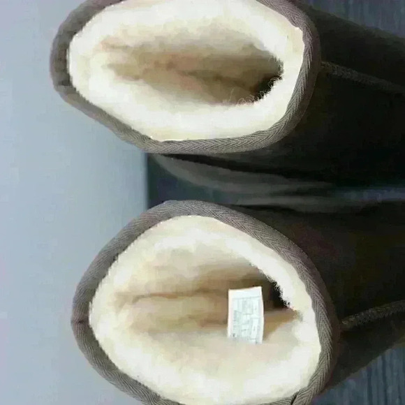 UGG Women’s Classic Brown Leather Boots - Picture 10 of 11